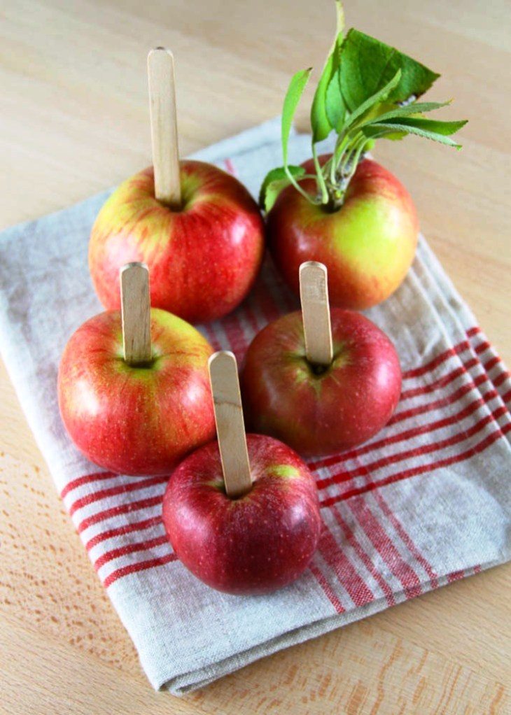 Apples to be plunged in caramel